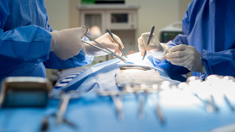 närbild på kirurgers händer i operationssal