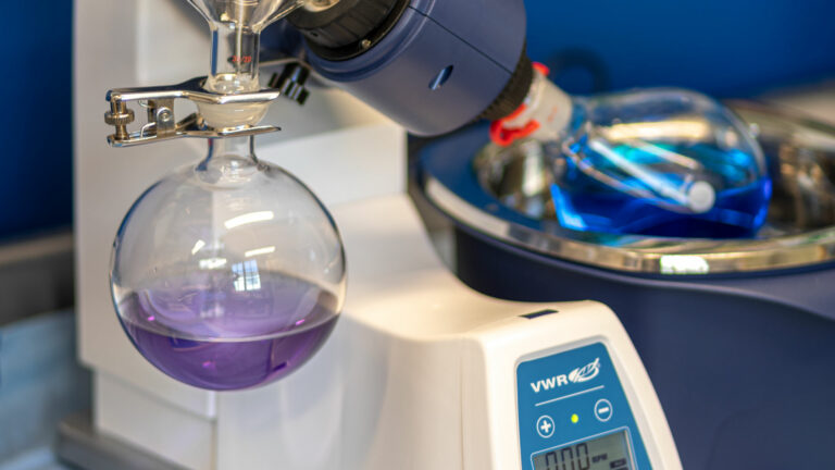 närbild på kolv med vätska i ett labb