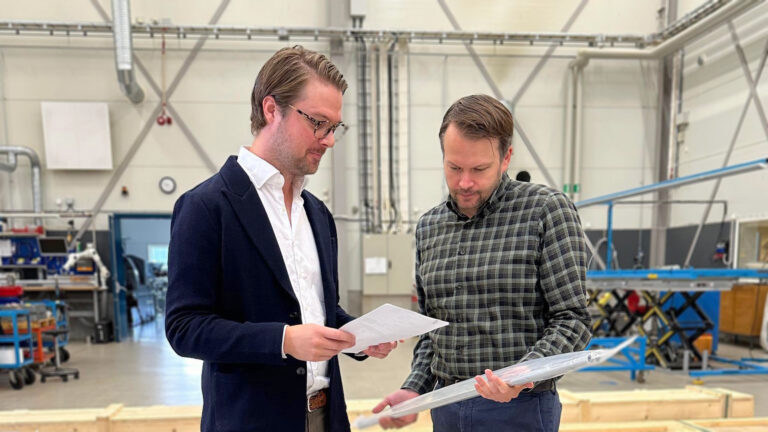 två kollegor på Calamo diskuterar en lösning åt en kund