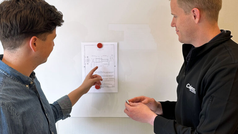 kollegor på Calamo diskuterar ritning