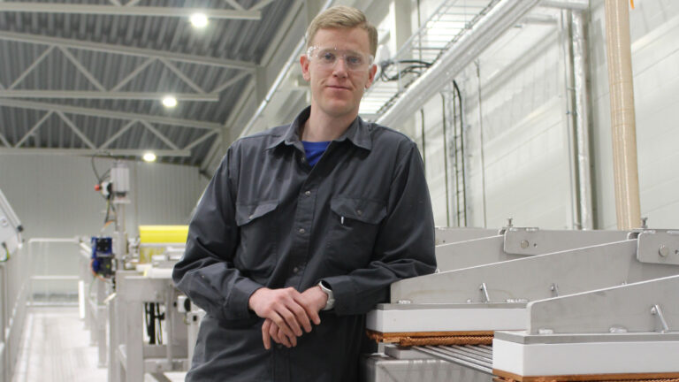 Marcus Alperud står bredvid maskin på Calamo