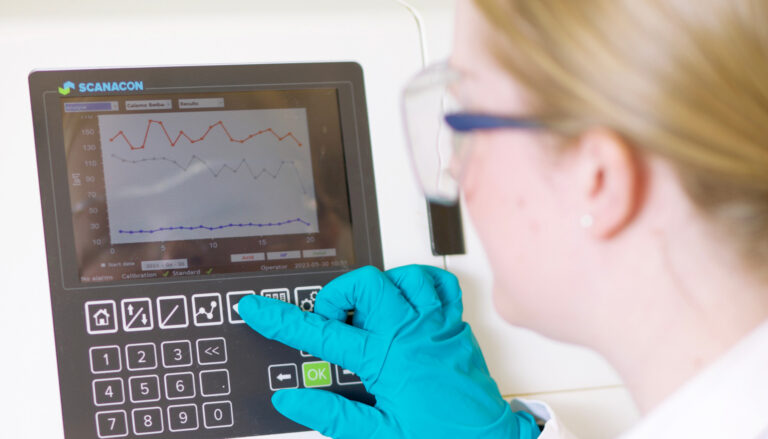 Labbingenjör vid monitor